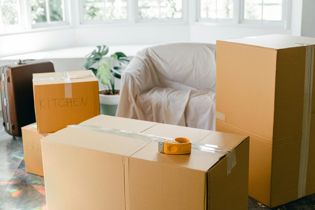 Verpackte Umzugskartons in einer hellen Wohnung