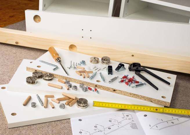 Beschläge, Dübel und Werkzeug für die Möbelmontage